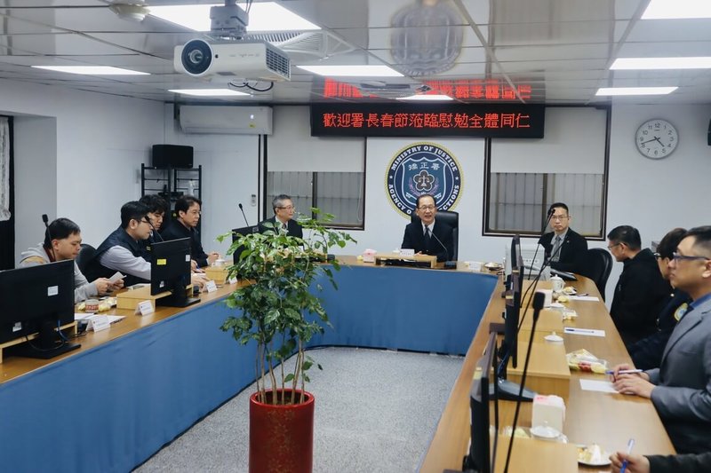 矯正署啟動「春節守護專案」，矯正署長林憲銘（後中）27日親赴基隆看守所與基隆監獄座談，慰問值勤人員。（矯正署提供）中央社記者劉世怡傳真　115年1月28日