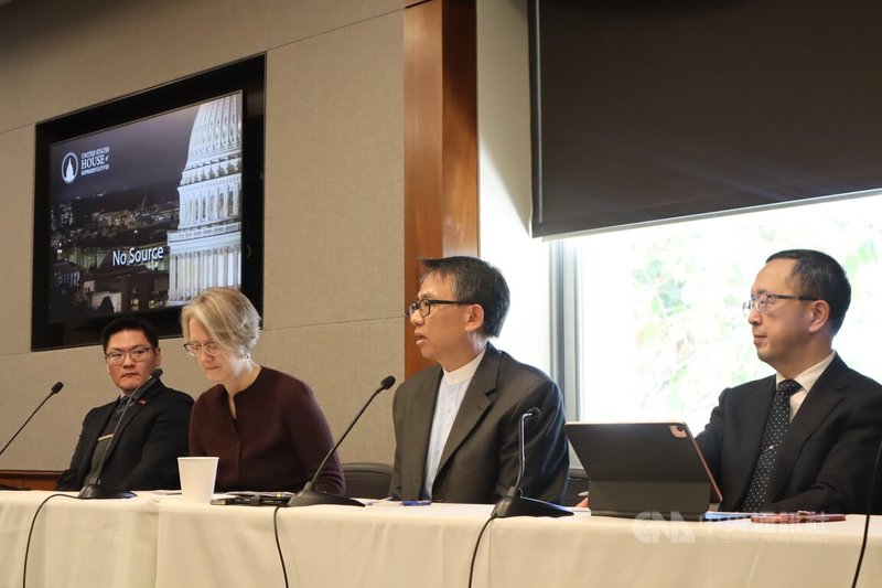 「美中台三角關係最新發展及其前景」座談27日於國會山莊舉行，台北論壇基金會董事長蘇宏達（右）及國立政治大學政治系暨東亞所特聘教授寇健文（右2）等出席。中央社記者鍾佑貞華盛頓攝 115年1月28日