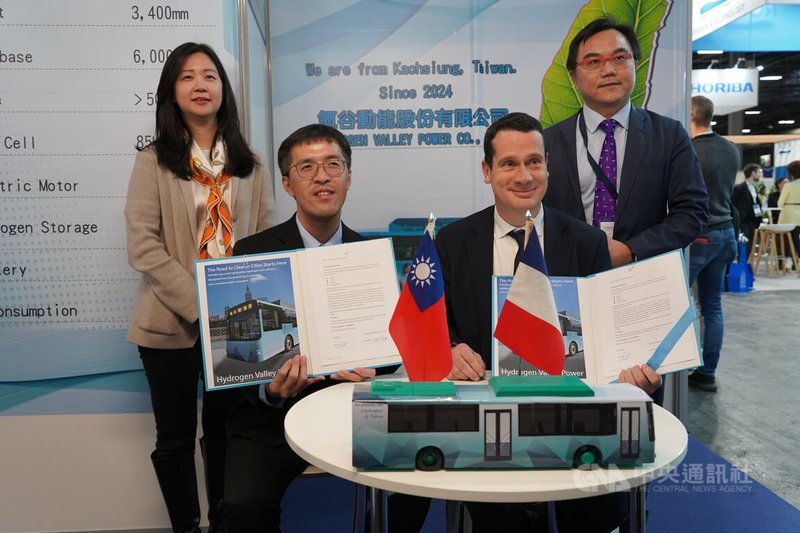 氫谷動能執行副總經理謝耀霆（前左）與法國OPmobility歐洲區總經理彭雄（Xavier Ponchon，前右）簽約合作。駐法代表處經濟組組長吳嘯吟（後右）、巴黎台灣貿易中心主任林君憶（後左）見證。中央社記者曾依璇巴黎攝　115年1月28日