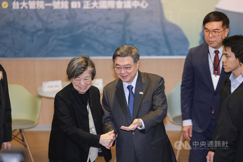 「極端氣候下的國土規劃挑戰」研討會28日在台灣大學舉行，余紀忠文教基金會董事長余範英（左）邀請行政院長卓榮泰（左2）、環境部長彭啓明（右2）等出席開幕。中央社記者裴禛攝 115年1月28日