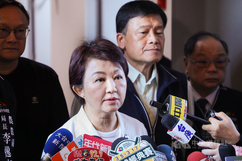 台中市長盧秀燕（前）28日接受媒體聯訪，回應豐原區一處蛋雞場雞隻大量死亡問題，盧秀燕證實採檢結果為禽流感陽性。中央社記者趙麗妍攝 115年1月28日