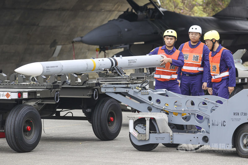 空軍第四聯隊28日執行春節加強戰備操演，F-16戰機執行潛力裝掛作業，在時限內完成AIM-120主動式中程雷達導引空對空飛彈掛載。中央社記者鄭清元攝　115年1月28日
