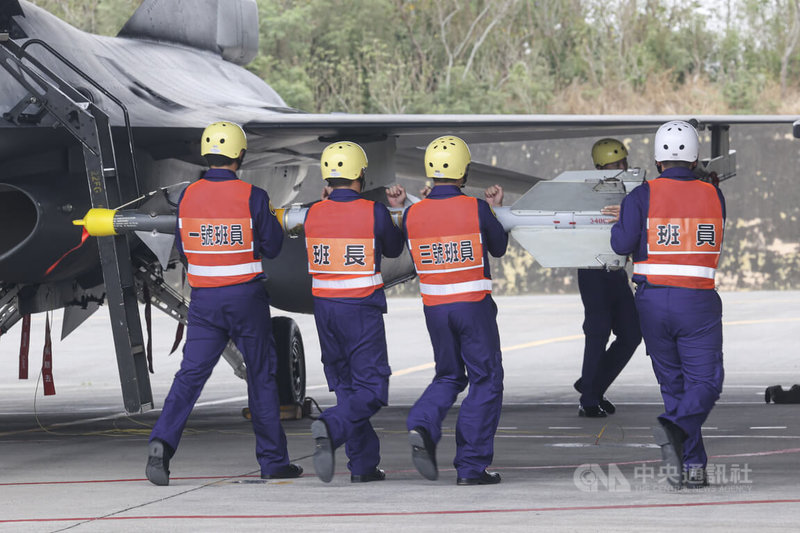 空軍第四聯隊28日執行春節加強戰備操演，F-16戰機執行潛力裝掛作業，在時限內完成AIM-9M響尾蛇被動式紅外線追熱導引空對空飛彈掛載。中央社記者鄭清元攝　115年1月28日