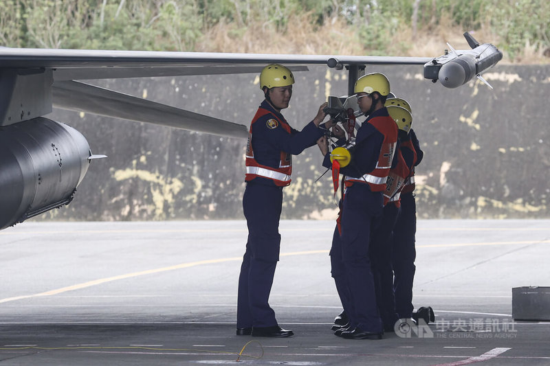 農曆春節將屆，空軍第四聯隊28日執行加強戰備操演，F-16戰機執行潛力裝掛作業，在時限內完成AIM-120、AIM-9M空對空飛彈掛載。中央社記者鄭清元攝　115年1月28日