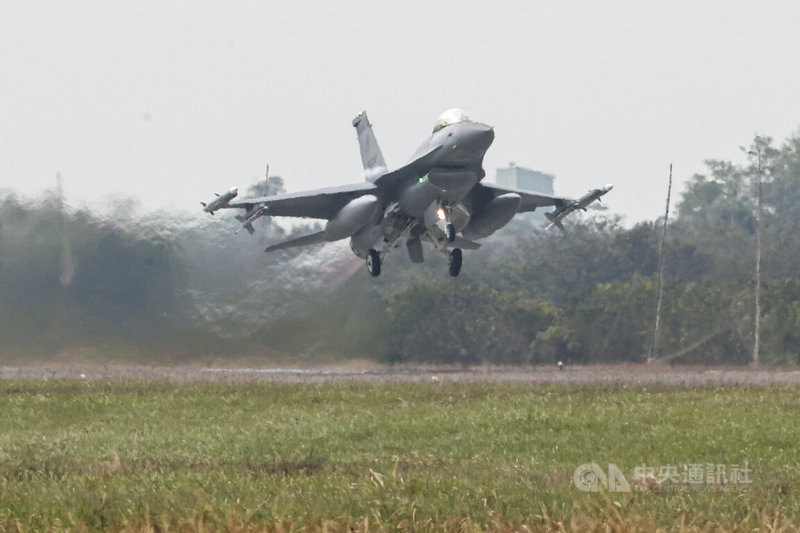 空軍第四聯隊28日執行春節加強戰備操演，F-16戰機執行潛力裝掛作業後升空進行戰鬥空中巡邏（CAP）任務。中央社記者鄭清元攝　115年1月28日