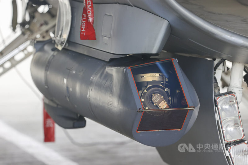空軍第四聯隊28日執行春節加強戰備操演，F-16戰機執行潛力裝掛作業。圖為AN/AAQ-33狙擊手先進標定莢艙。中央社記者鄭清元攝　115年1月28日