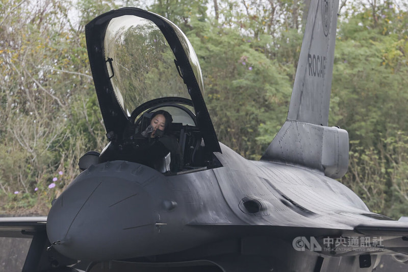 空軍第四聯隊28日執行春節加強戰備操演，空軍飛官陳怡慈上尉操演戰鬥空中巡邏（CAP）任務，飛行前進入座艙進行檢查，成為國內外媒體焦點。中央社記者鄭清元攝　115年1月28日