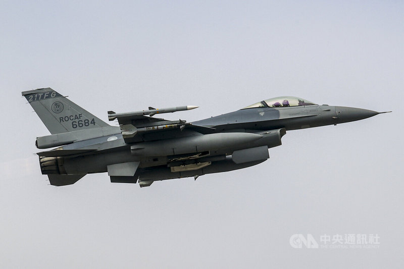 空軍第四聯隊28日執行春節加強戰備操演，空軍飛官陳怡慈上尉操演戰鬥空中巡邏（CAP）任務，成為國內外媒體焦點。中央社記者鄭清元攝　115年1月28日