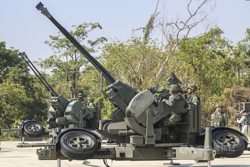 空軍第四聯隊28日執行春節加強戰備操演，架設35快砲進行防空緊急程序演練。中央社記者鄭清元攝　115年1月28日