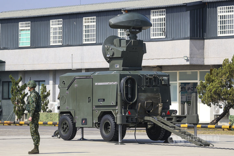 空軍第四聯隊28日執行春節加強戰備操演，演練進入防空緊急程序出動天兵雷達，用來搜索、鑑別、鎖定敵機。中央社記者鄭清元攝　115年1月28日