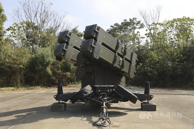 空軍第四聯隊28日執行春節加強戰備操演，演練進入防空緊急程序出動麻雀飛彈發射架，進行低空防空任務。中央社記者鄭清元攝　115年1月28日