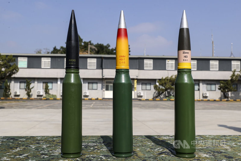 空軍第四聯隊28日執行春節加強戰備操演，現場展示35快砲用高效能摧毀彈AHEAD（左起）、高爆燃燒曳光彈（HIT-T）、高爆燃燒彈（HIT）。中央社記者鄭清元攝　115年1月28日