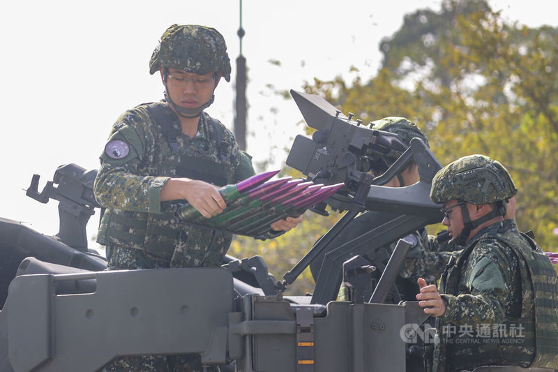 空軍第四聯隊28日執行春節加強戰備操演，演練進入防空緊急程序，35快砲裝載彈藥。中央社記者鄭清元攝　115年1月28日