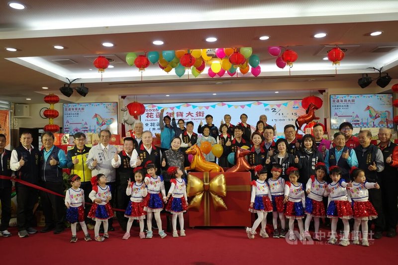 花蓮縣政府28日宣布，2月11日起至15日將在日出大道熱鬧舉辦年貨大街，規劃「人氣商家慶新春」、「五穀豐登備新春」、「百寶萬貨迎新春」及「恭逢伴禮賀新春」4大主題區，讓民眾在充滿遊樂園氛圍的街區中輕鬆選購年貨。中央社記者李先鳳攝　115年1月28日