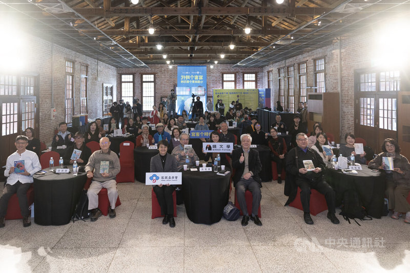 客委會主委古秀妃（前左3）28日在台北出席「寫客个時代－七個故事个開花時」客語文學作家創作計畫7部作品發表會，與現場來賓合影留念。中央社記者趙世勳攝　115年1月28日