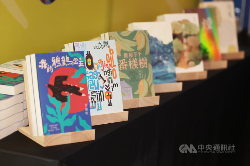 客委會「客語文學作家創作計畫」7名客籍作家聯袂創作並推出7部當代客語文學作品，出版形式多元，28日在台北正式發表，現場展示實體書籍。中央社記者趙世勳攝　115年1月28日