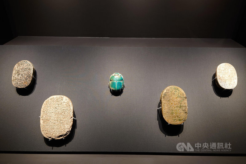 奇美博物館年度特展「埃及之王：法老」29日將正式開展，展出「阿蒙霍特普三世在位時期製作的聖甲蟲」等280件珍貴文物，28日搶先開箱曝光。中央社記者楊思瑞攝 115年1月28日