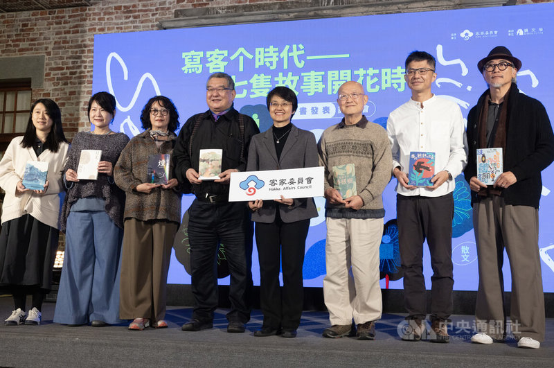 客委會與鏡文學合作辦理客語文學作家創作計畫，28日在樹心會館舉行7部客語文學作品發表記者會，形式包含紙本、電子書與有聲書，客委會主委古秀妃（右4）出席並與7名作家高翊峰（右起）、甘耀明、李旺台、張郅忻（左起）、羅思容、張芳慈、吳鳴同台合影。中央社記者趙世勳攝　115年1月28日