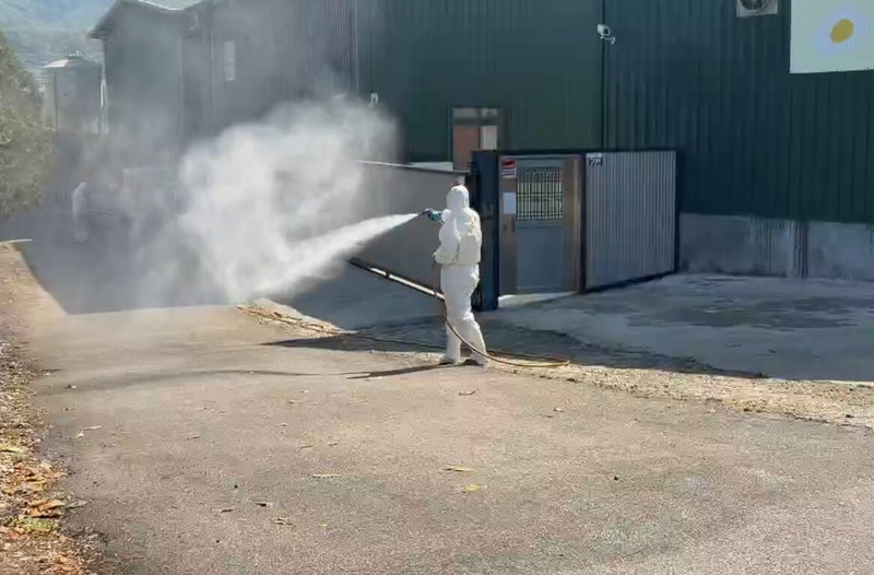 台中市豐原區蛋雞場發生大量雞隻異常死亡，經採檢送驗，28日確診禽流感，市府表示，目前已完成案場及周邊半徑3公里內禽場消毒作業。（民眾提供）中央社記者趙麗妍傳真　115年1月28日