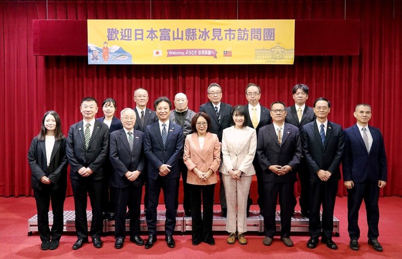 日本富山縣冰見市市長菊地正寬（前左4）28日首度拜訪高雄市議會，議長康裕成（前中）等人熱情接待。（高雄市議會提供）中央社記者蔡孟妤傳真 115年1月28日