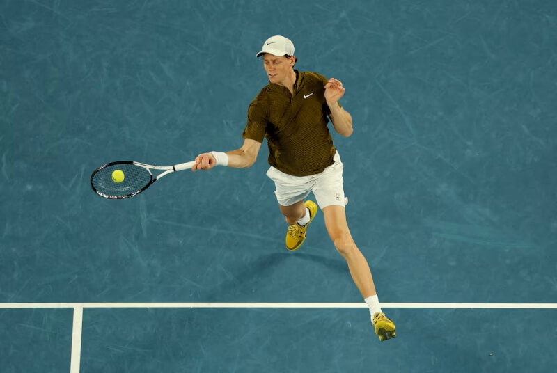 義大利好手辛納（圖）28日晉級澳洲網球公開賽男單準決賽，將對決24座大滿貫賽冠軍得主喬科維奇。（路透社）