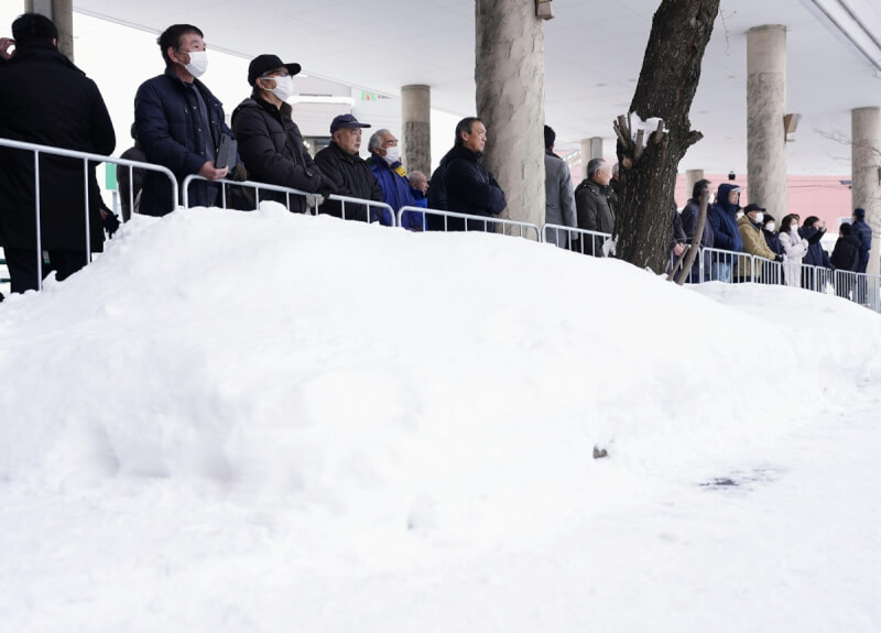 日本青森縣民眾27日在積雪的街頭參與選舉活動。（共同社）