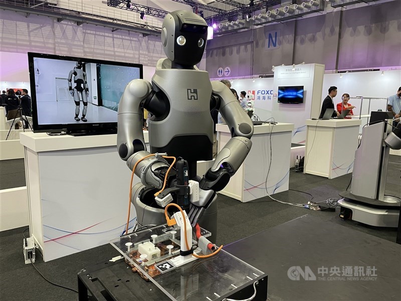 研調機構集邦科技最新固態電池調查指出，人型機器人發展於2026年來到商用化的關鍵點，作為能量補給的電池更加受重視，未來對長續航、高負荷工作的要求增加，或將促使具高能量密度的固態鋰電池接棒，成為主流方案。（中央社檔案照片）