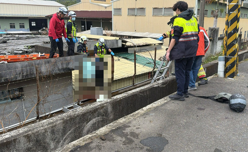 苗栗縣台13線頭屋路段28日發生機車自撞車禍,騎士、後座乘客雙亡,其中一人被彈飛後懸空卡在工廠防盜鐵絲網圍籬上,畫面驚悚。(民眾提供)中央社記者管瑞平傳真 115年1月28日