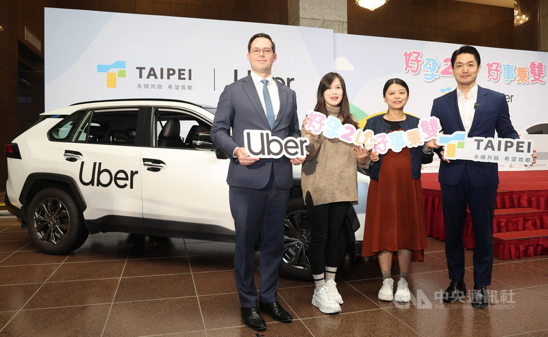 台北市政府與Uber攜手合作，28日在市府1樓大廳舉辦「好孕2U、好事乘雙」合作發布記者會，台北市長蔣萬安（右1）與Uber亞太區公共政策資深總監Mike Orgill（左1）和孕媽咪在Uber專車前合影。中央社記者張新偉攝 115年1月28日