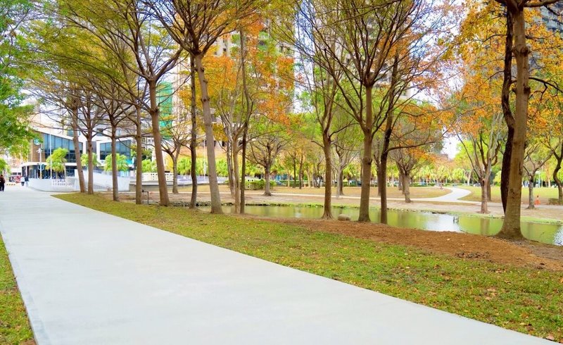 新竹縣竹北市公所指出，水圳公園改善工程將持續推動，後續將針對水池優養化問題、半圓廣場、臨水涼亭及東西向步道等設施，進行整體景觀的系統性梳理與改善。（竹北市公所提供）中央社記者郭宣彣傳真　115年1月28日