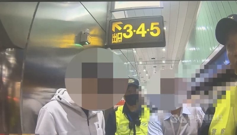 67歲王男27日搭台北捷運時不滿22歲潘男未主動禮讓優先席座位，從出言指責到出手攻擊，警方獲報到場了解狀況（圖），最後將王男依涉傷害罪送辦。（翻攝照片）中央社記者黃麗芸傳真 115年1月28日