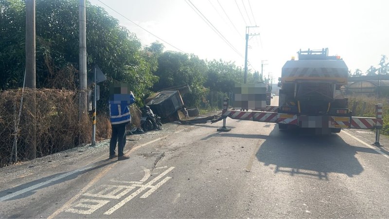 屏東一輛大貨車載運怪手等大型機具，28日行經萬巒鄉信敏路段要過彎時，後方怪手翻落壓到對向的騎士，騎士送醫後宣告死亡。（內埔警分局提供）中央社記者李卉婷傳真  115年1月28日