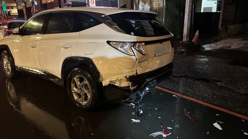 43歲黃姓男子27日深夜11時許，開車行經基隆市信一路時，失控擦撞停在基隆市警察局少年警察隊前的3輛偵防車，所幸無人受傷。圖為受損偵防車。（讀者提供）中央社記者王朝鈺傳真 115年1月28日