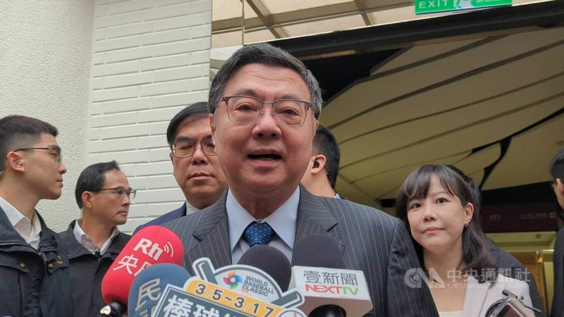 余紀忠文教基金會28日舉辦「極端氣候下的國土規劃挑戰」研討會，行政院長卓榮泰（前）會前接受媒體聯訪時表示，很多新增事項、新增計畫及新增的經費預算都沒有辦法順利執行，希望能理性坐下來對話，過年後重新回到國會，重新開始審議預算。中央社記者張雄風攝　115年1月28日