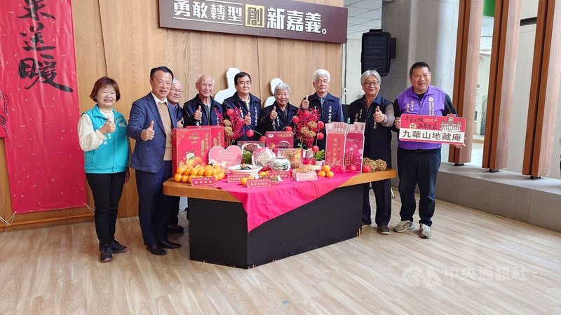 嘉義縣府「年菜送暖、溫馨我嘉」活動，2026年邁入第14年，集結民間滿滿愛心共同捐助新台幣405萬元1500份年菜及年節紅包，要讓縣內弱勢家庭在馬年過年節期間也能感受到溫暖與祝福。左2為嘉義縣長翁章梁。中央社記者蔡智明攝　115年1月28日