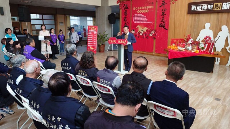 嘉義縣長翁章梁（後中）28日在縣府「年菜送暖、溫馨我嘉」活動致詞說，縣府募集1500份年菜及年節紅包，將由縣府600多名員工開著自己的車親自送給弱勢家庭。中央社記者蔡智明攝　115年1月28日