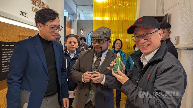 富興工廠1962創辦人許清皓（左）帶領文化部長李遠（右）體驗富興工廠1962多處空間，其中俐落男士理髮廳團隊（中）拿出曾風靡一時的賓士美髮水，讓李遠試聞。中央社記者王寶兒攝 115年1月28日