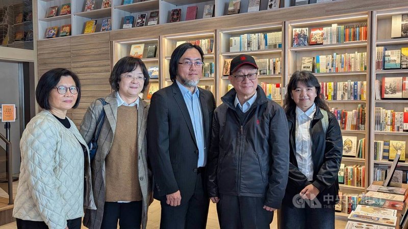 台中中央書局董事長林承俊(中)、信誼基金會公關處長林瑞丹(左1)帶領文化部長李遠(右2)、文化部次長李靜慧(右)、徐宜君(左2)導覽中央書局。中央社記者王寶兒攝 115年1月28日