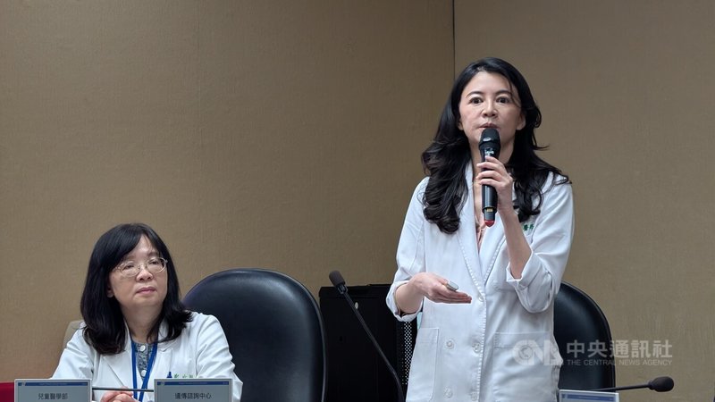 台北榮總遺傳諮詢中心主任楊佳鳳(右)28日說明,「囊性纖維化」是隱性遺傳疾病,會導致人體腸胃道、汗腺與泌尿生殖系統等各種「管道」表面分泌物變濃變乾、纖毛無法正常運動,進而導致多系統功能異常。中央社記者曾以寧攝 115年1月28日
