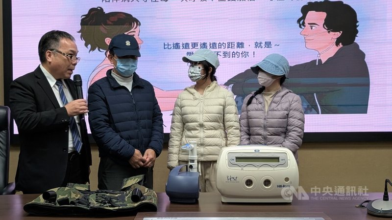台北榮民總醫院兒童醫學部28日舉辦記者會，邀請林爸爸（左2）和林小妹（右2）出席，說明林小妹罹患罕病「囊性纖維化」、幼時反覆發作胰臟炎的經歷。中央社記者曾以寧攝　115年1月28日