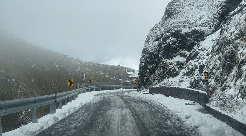合歡山台14甲線高海拔路段積雪未消，夜間有路面結冰機率，交通部公路局宣布，翠峰至大禹嶺路段從28日下午5時起實施預警性封閉，只出不進。（交通部公路局提供）中央社記者鄭維真傳真　115年1月28日