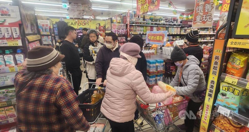 農曆春節將屆，台電尖山發電廠關懷獨居、清寒長者公益系列活動，28日起一連3天帶著湖西鄉獨居銀髮長者採購年貨，買好買滿準備過好年。中央社   115年1月28日