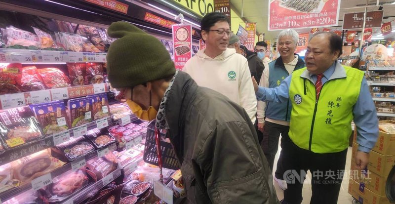 農曆春節將屆，台電尖山發電廠關懷獨居、清寒長者公益系列活動，28日起帶著湖西鄉獨居銀髮長者採購年貨，縣長陳光復（右）等人在廠長李鳳春（後）陪同下關懷長輩們採購年貨情形，每名長者買好買滿準備過好年。中央社   115年1月28日