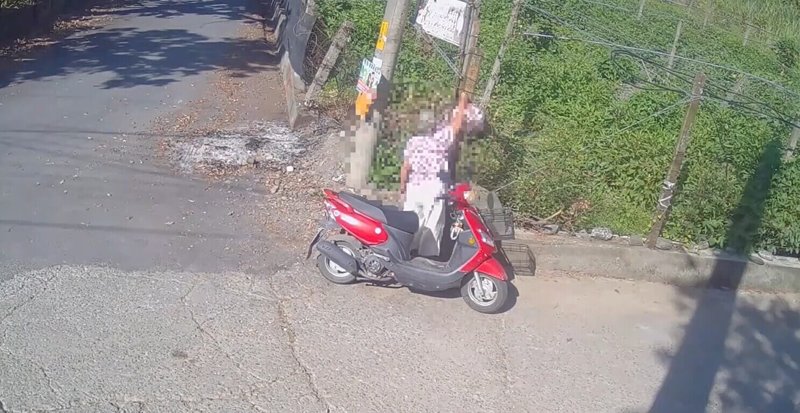 台東縣環保局為遏止污染環境行為，列管經常發生的熱點，架設縮時攝影設備進行科技執法，拍攝到1名婦女將垃圾掛在木樁上。114年共取締並且開罰28件隨意亂丟垃圾的案件。（台東縣環保局提供）中央社記者盧太城台東傳真 115年1月28日