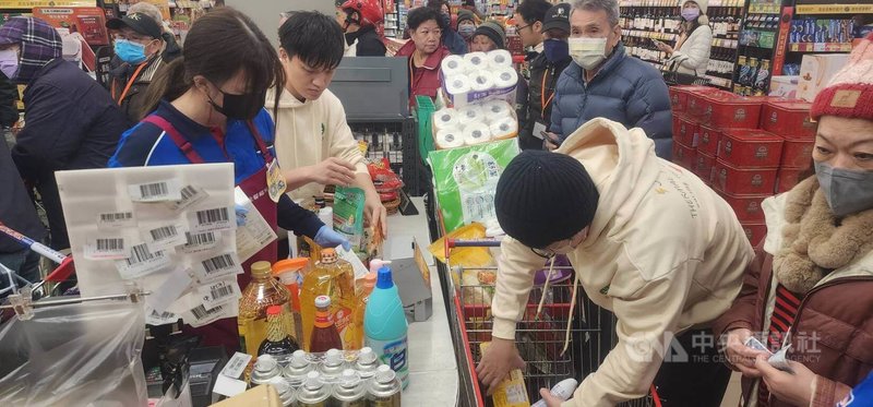 農曆春節將屆，台電尖山發電廠關懷獨居、清寒長者公益系列活動，28日起一連3天帶著湖西鄉獨居銀髮長者採購年貨，買好買滿準備過好年。中央社   115年1月28日