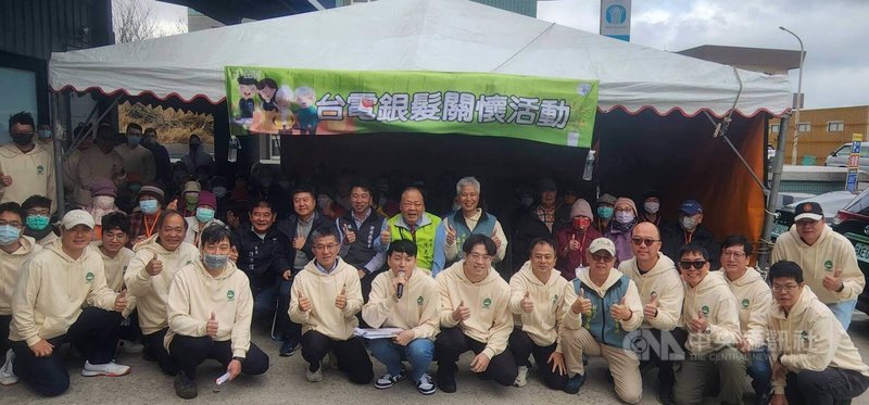 農曆春節將屆，台電尖山發電廠關懷獨居、清寒長者公益系列活動，28日起帶著湖西鄉獨居銀髮長者採購年貨，縣長陳光復（中右5）在廠長李鳳春（中右4）一同關懷長輩們採購年貨情形。中央社   115年1月28日