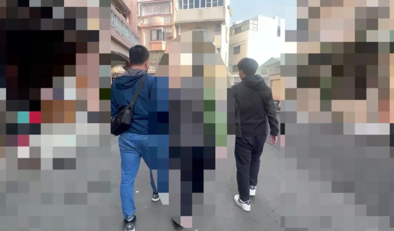 嘉義市洪姓男子（中）僅因心情不好，一度上網發文要模仿隨機傷人犯嫌張文在嘉義高鐵站發動攻擊，引起民眾恐慌，警方27日拘提洪男並聲押獲准。（警方提供）中央社記者黃國芳傳真　115年1月28日