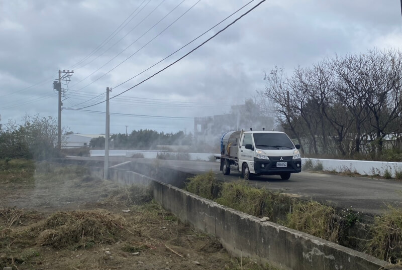 苗栗縣後龍鎮外埔里出海口大排26日發現有大量死雞，經採檢確認感染H5N1亞型高病原性禽流感，縣府當天立即啟動防疫應變機制，加強環境清消，也將持續對周邊養禽場採樣送驗。（苗栗縣政府提供）中央社記者管瑞平傳真　115年1月28日