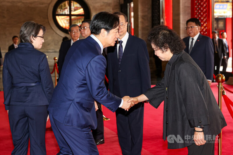 總統賴清德（前左）2024年率5院院長前往台北市國民革命忠烈祠，向國父暨忠烈殉職人員致祭，圖為賴總統與陳菊（前右）握手致意。（中央社檔案照片）