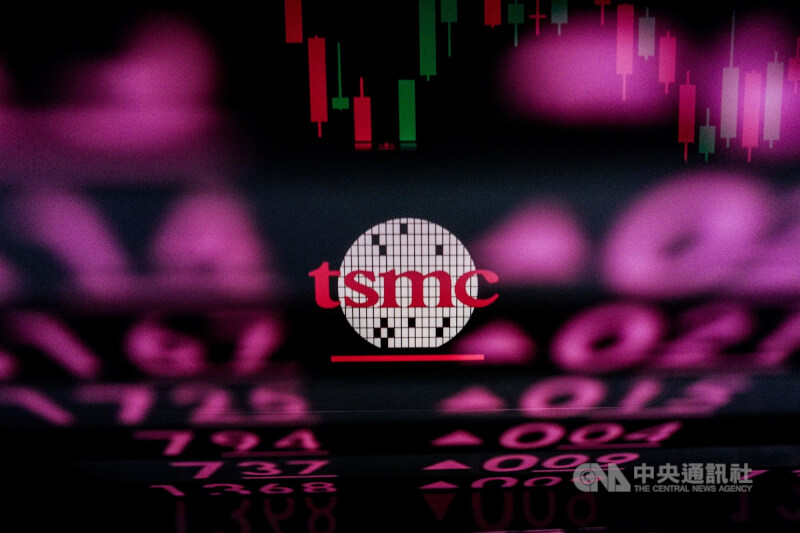 台積電企業標誌與台股示意圖。（中央社檔案照片）
